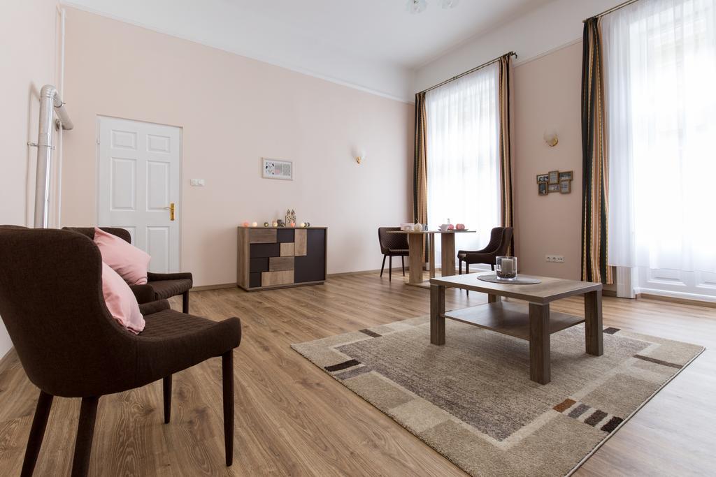 Bpm: Dob70 Classic Apartment In Downtown Budapest Rum bild