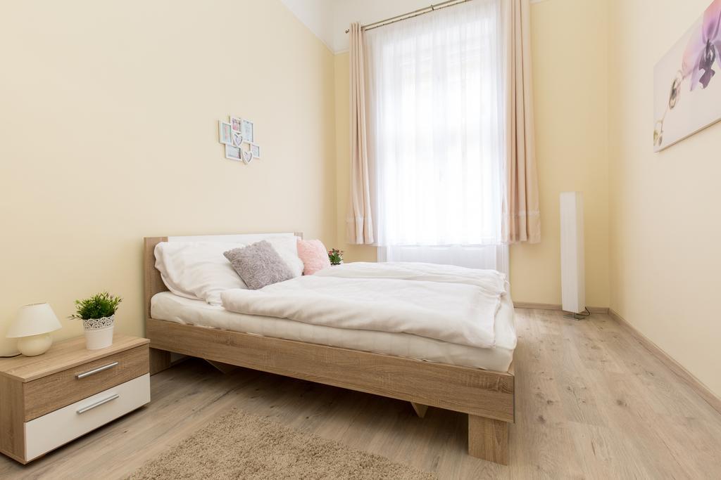 Bpm: Dob70 Classic Apartment In Downtown Budapest Rum bild